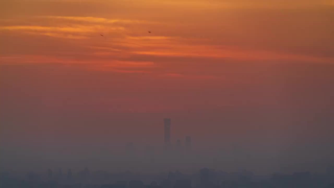 雾霾天的北京日出视频素材