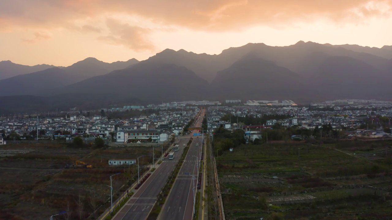 航拍大理的网红公路和洱海视频素材