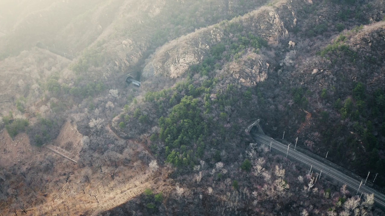 大秦铁路货车穿山洞视频素材