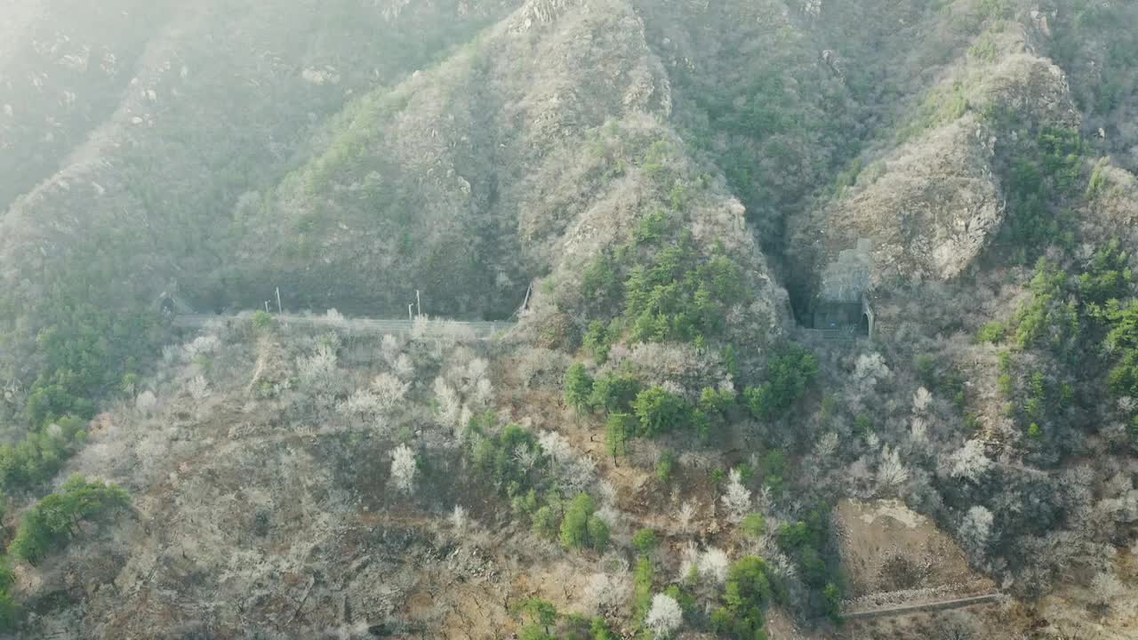 大秦铁路火车钻山洞视频素材