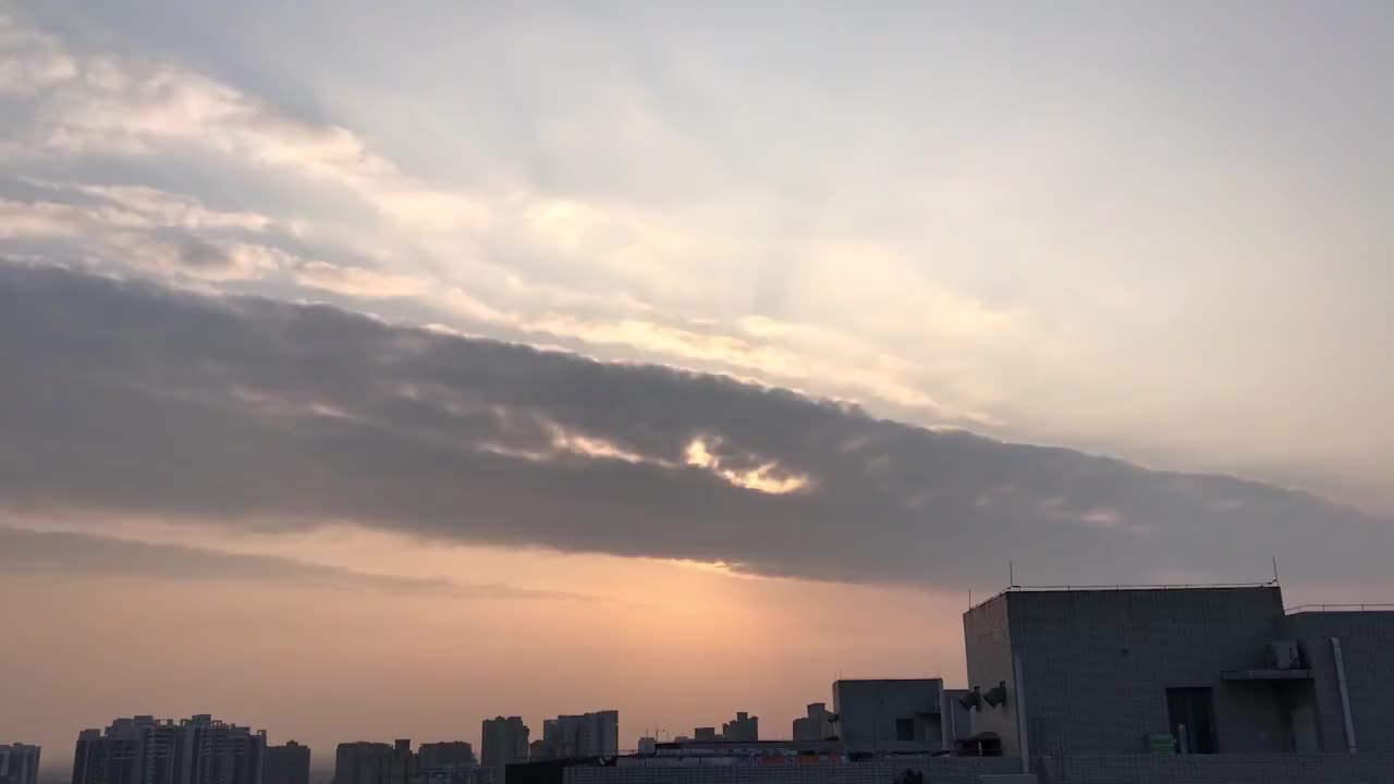 城市楼房上空的夕阳落日延时拍摄视频素材