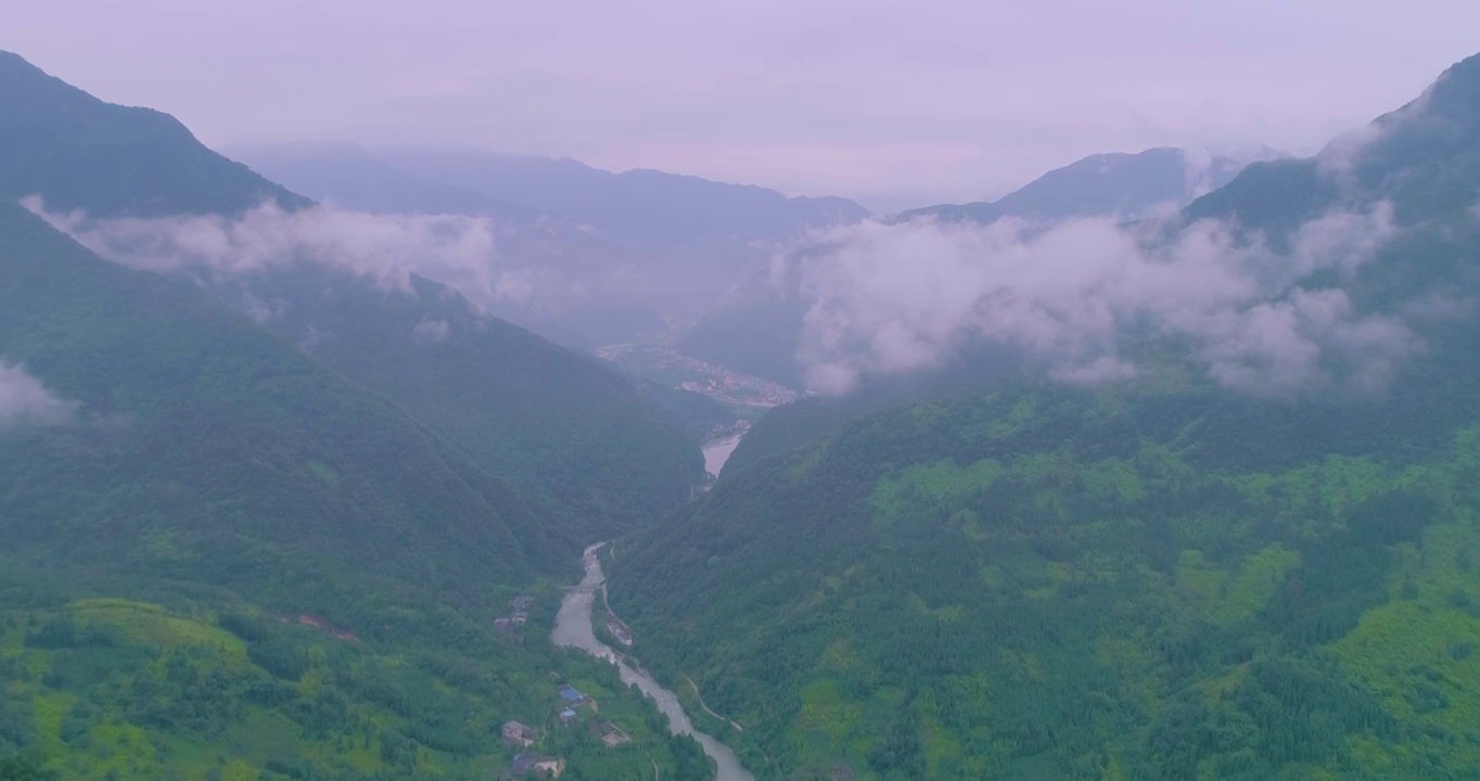 雨后云起的河谷山村视频下载