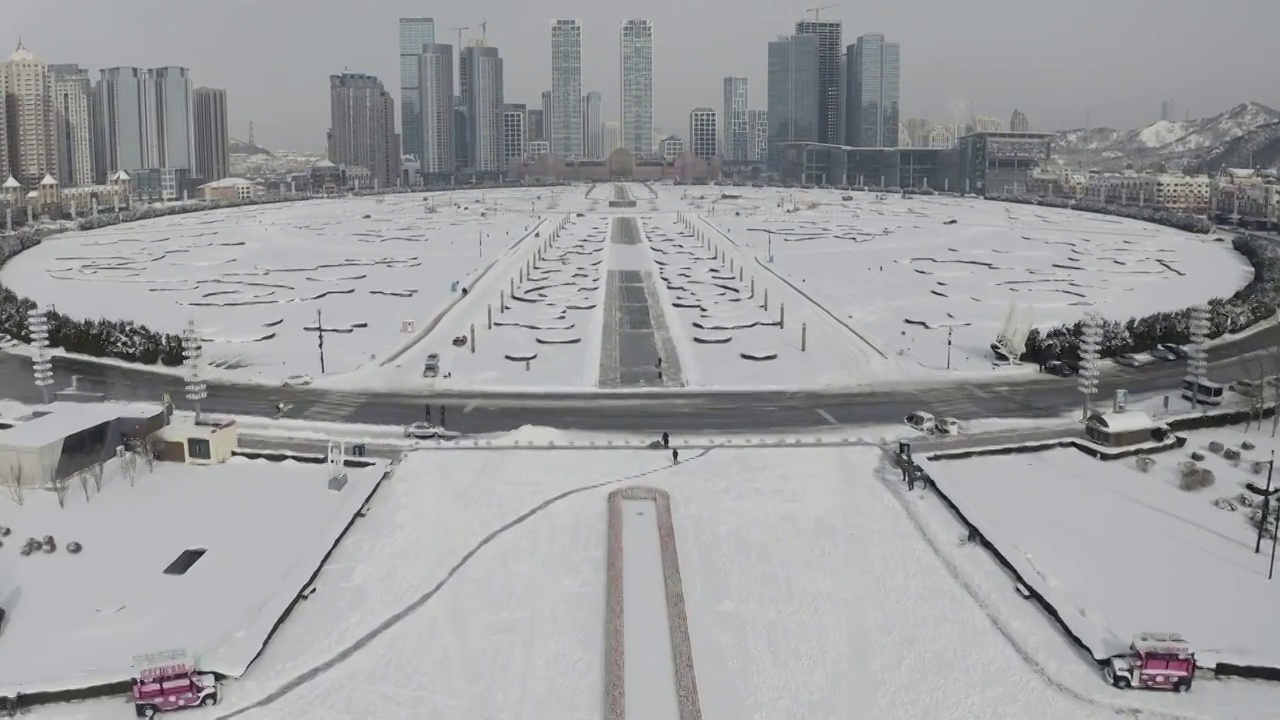 大疆御2Pro高清4K航拍中国辽宁大连冬天雪后的星海广场城市视频素材