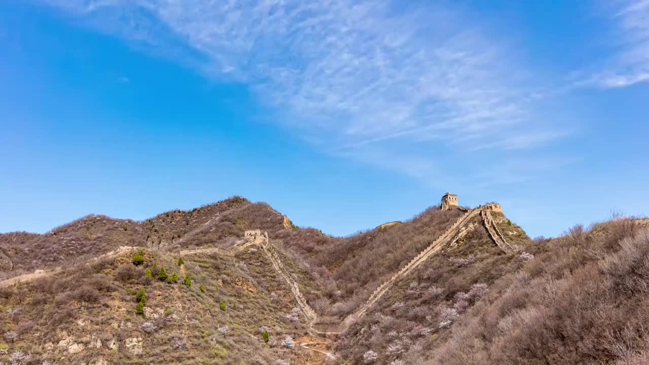 中国北京墙子路V字型长城春季蓝天白云桃花延时摄影视频素材