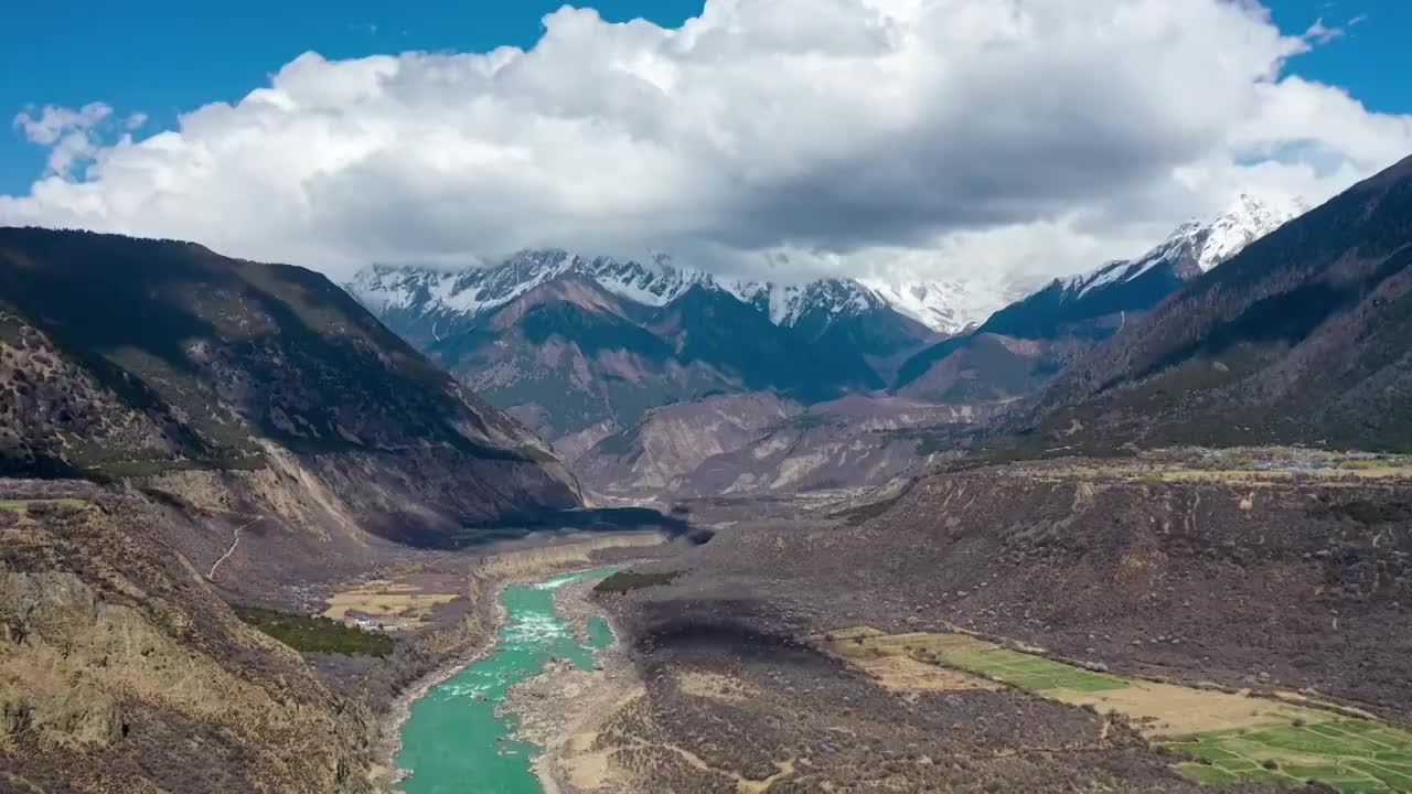 航拍峡谷雪山风景视频素材