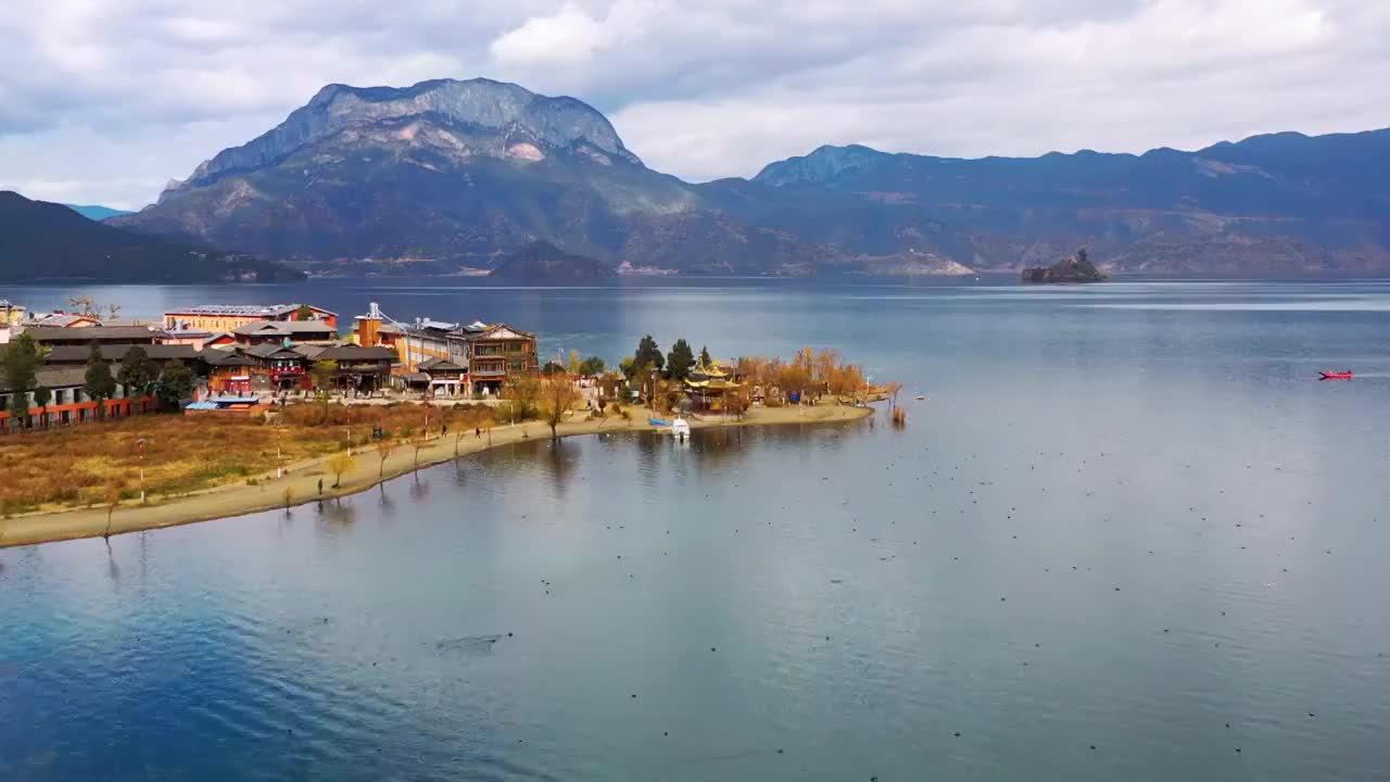 航拍云南丽江泸沽湖大洛水村秋色自然风光视频素材