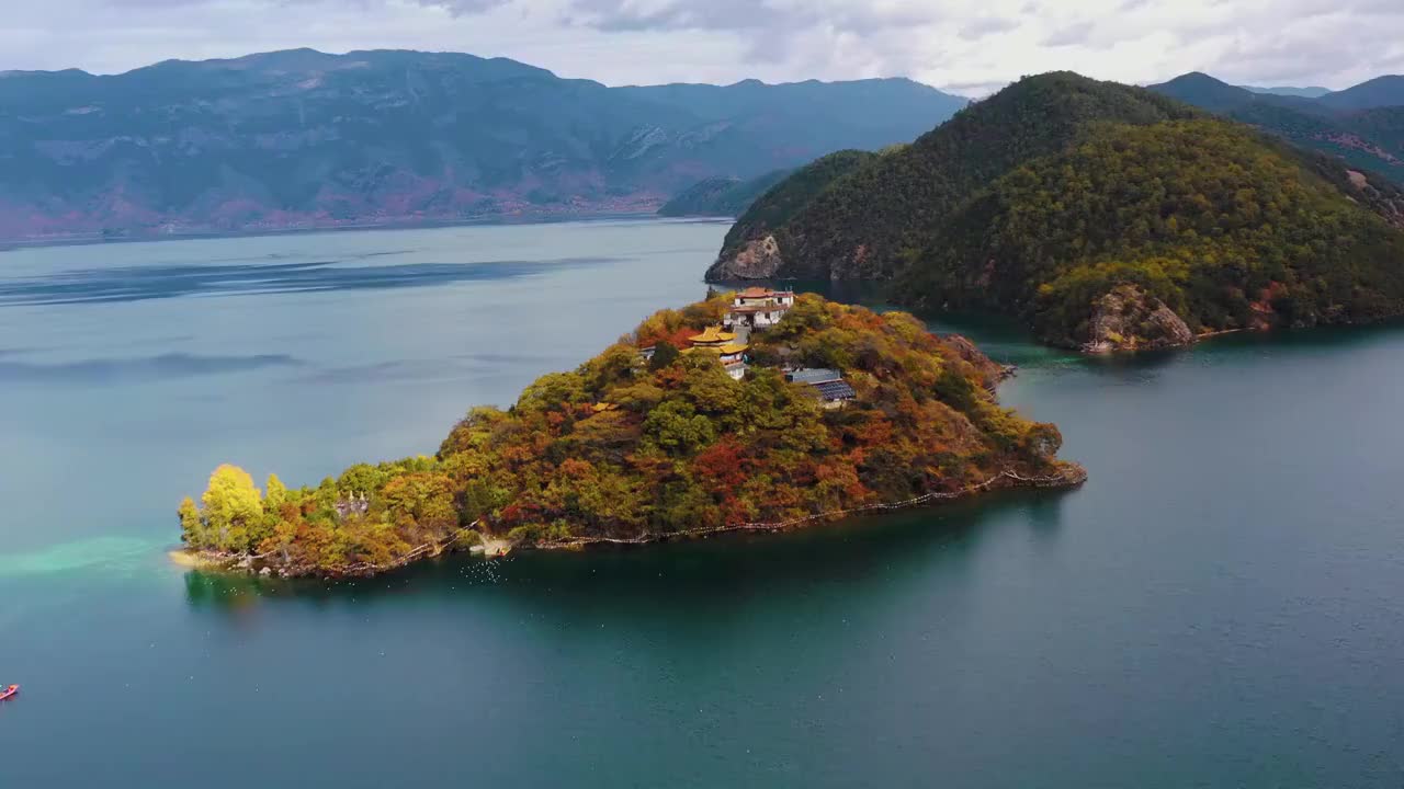 航拍云南丽江泸沽湖大洛水村秋色自然风光视频素材