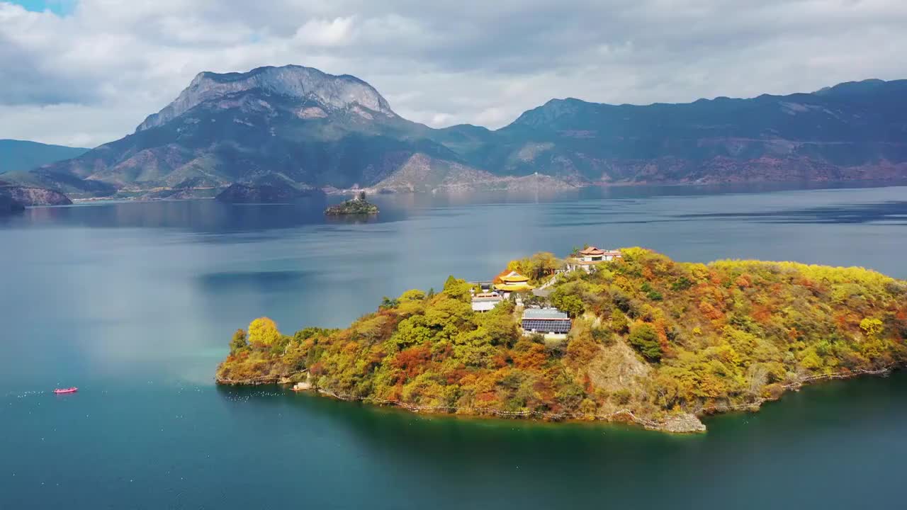 航拍云南丽江泸沽湖大洛水村秋色自然风光视频素材