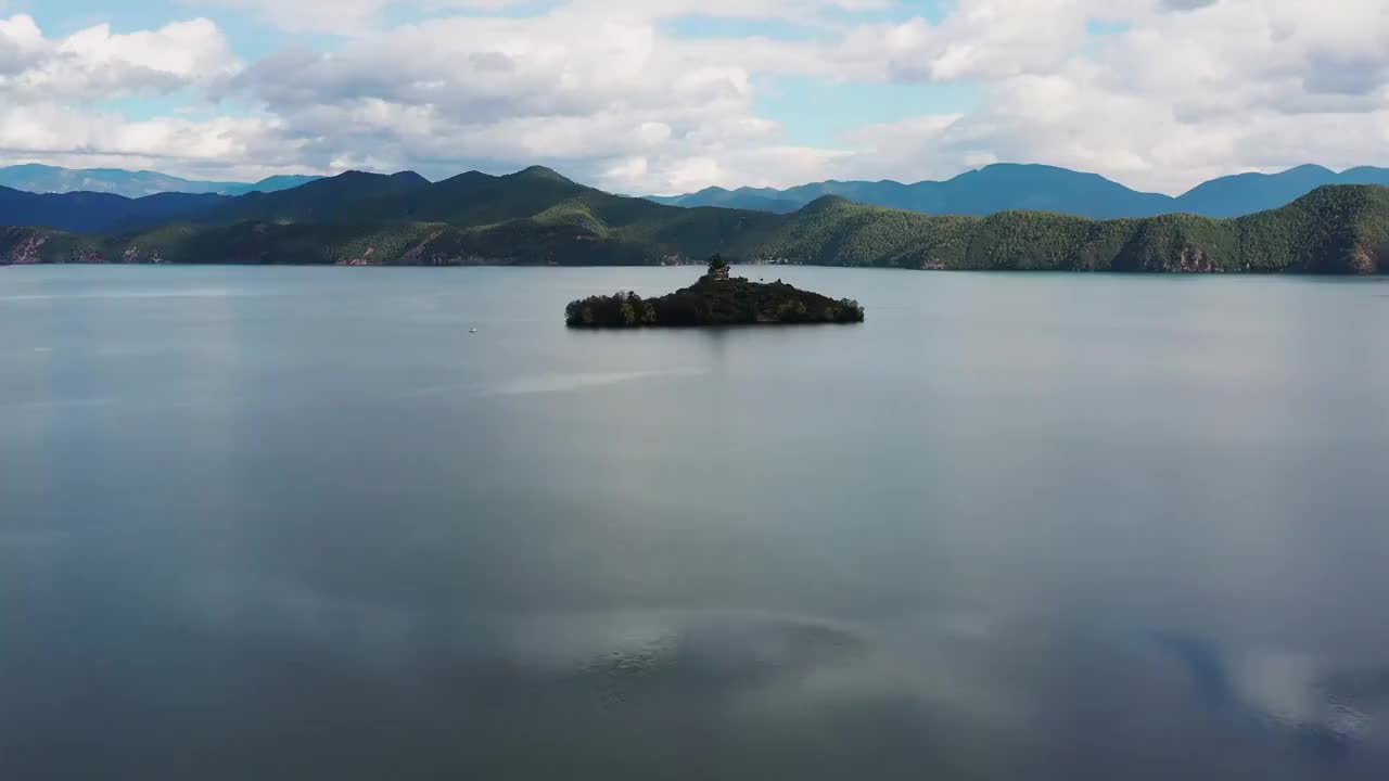 航拍云南丽江泸沽湖自然风光视频素材