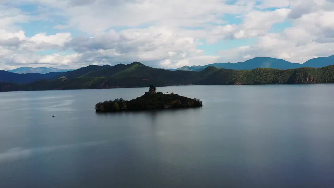 航拍云南丽江泸沽湖自然风光视频素材