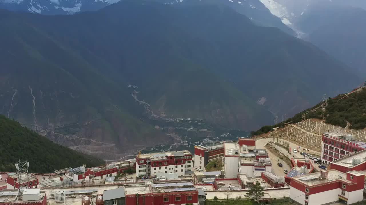 云南省香格里拉飞来寺梅里雪山航拍风光视频素材