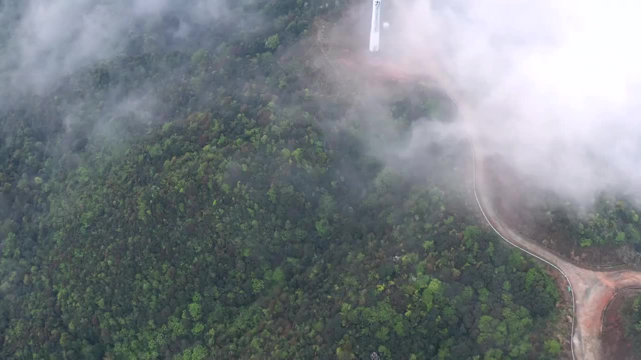 日出云雾中的河源缺牙山视频素材