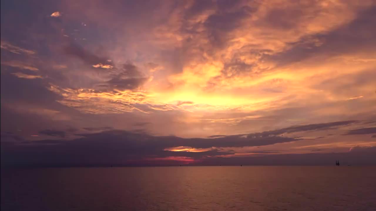 海上落日霞光万道视频素材