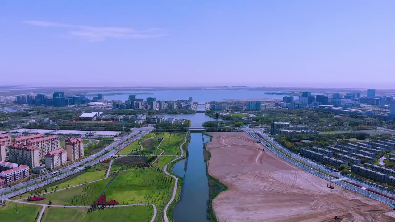 航拍蓝天白云远眺上海临港滴水湖远景空境视频素材