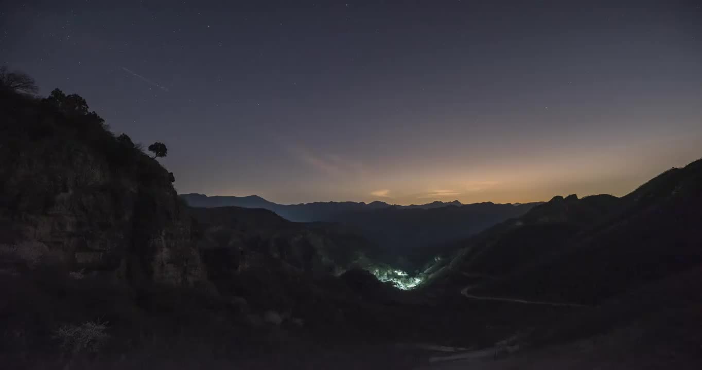 夜晚的小村、车轨、星轨延时视频视频素材