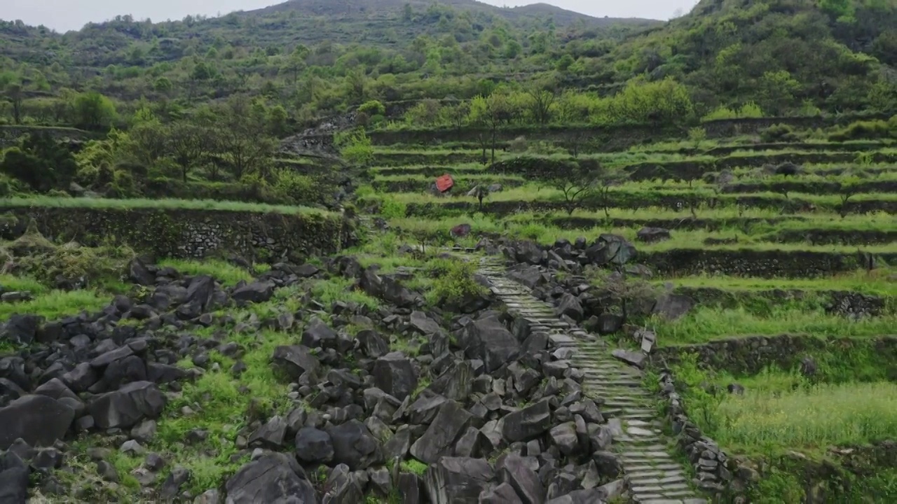 覆卮山上的冰川石浪视频素材