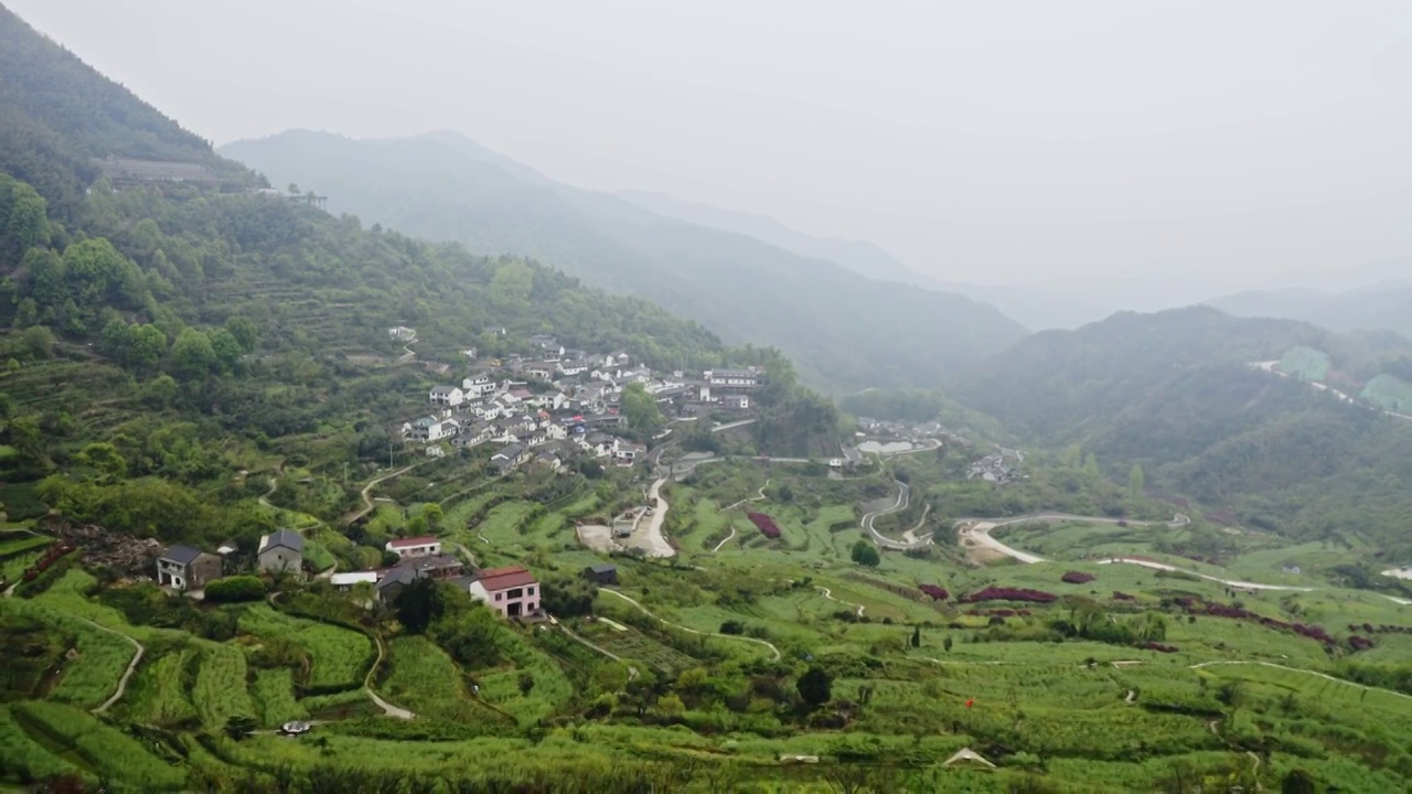 清晨薄雾中的覆卮山梯田航拍视频素材