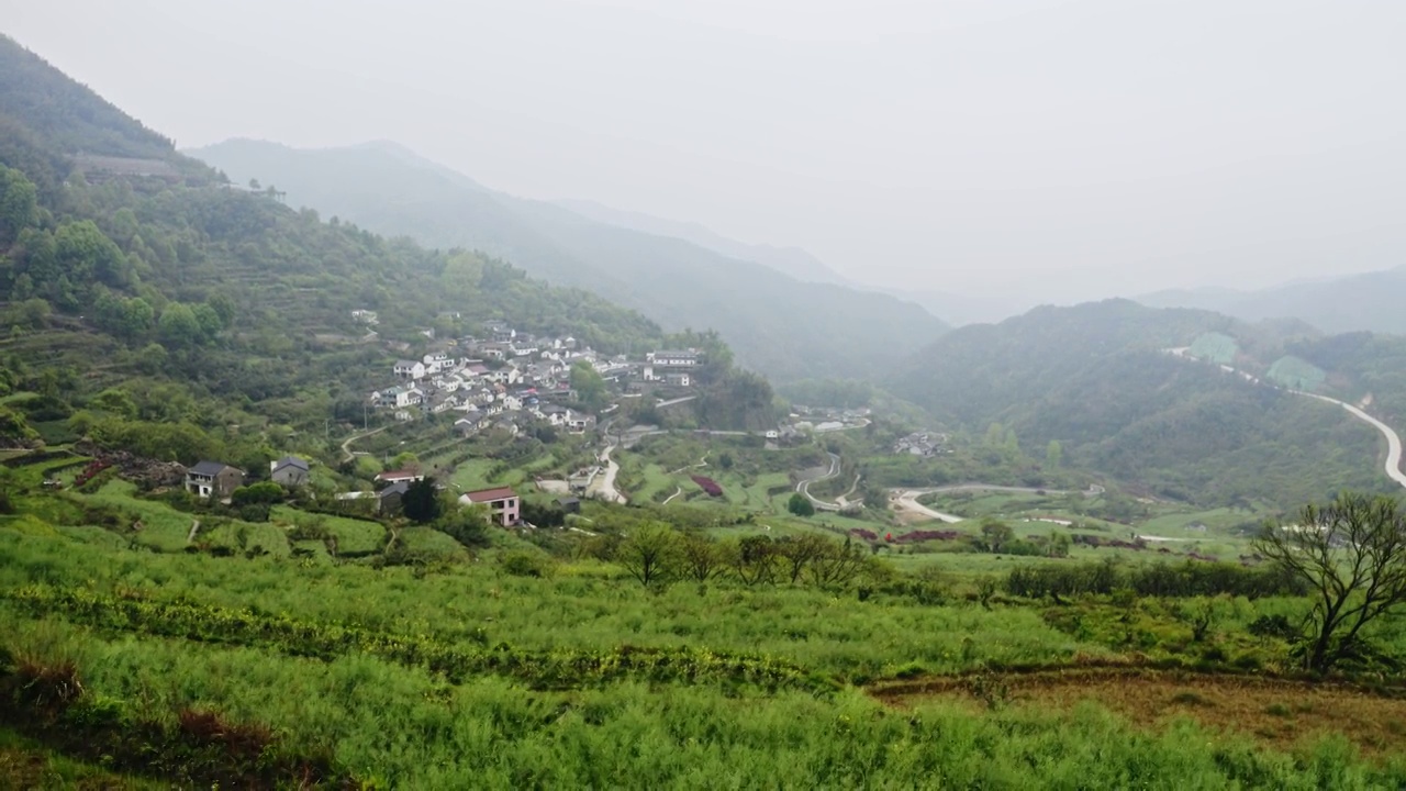 清晨薄雾中的覆卮山梯田航拍视频素材