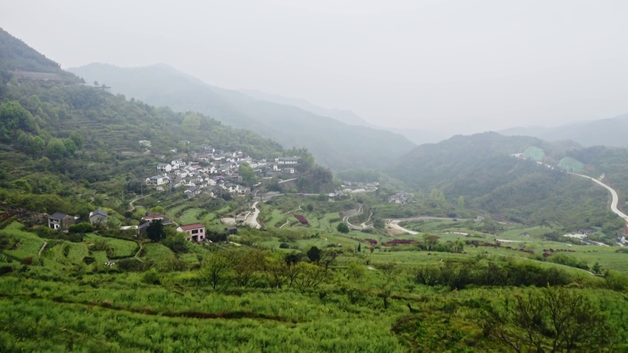 清晨薄雾中的覆卮山梯田航拍视频素材