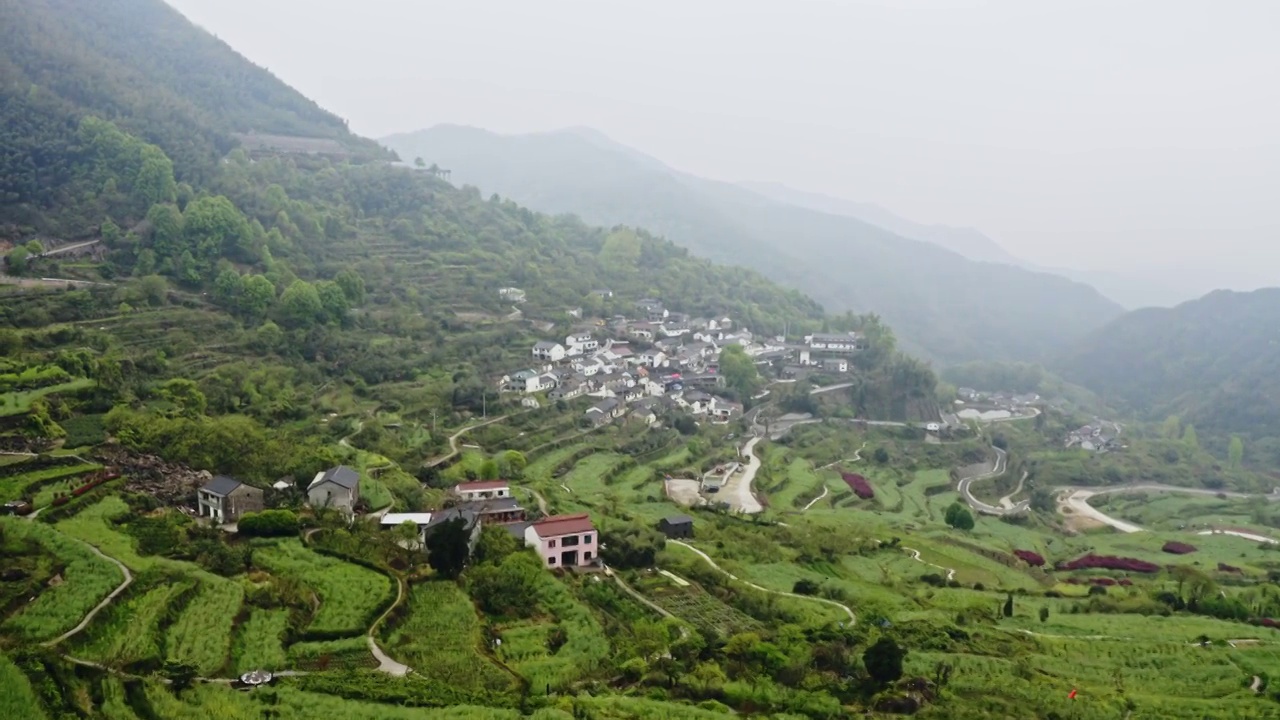 清晨薄雾中的覆卮山梯田航拍视频素材