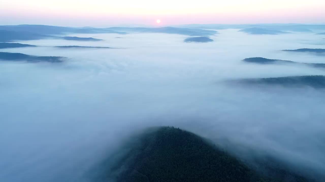 航拍大兴安岭山岭林海云雾日出视频素材