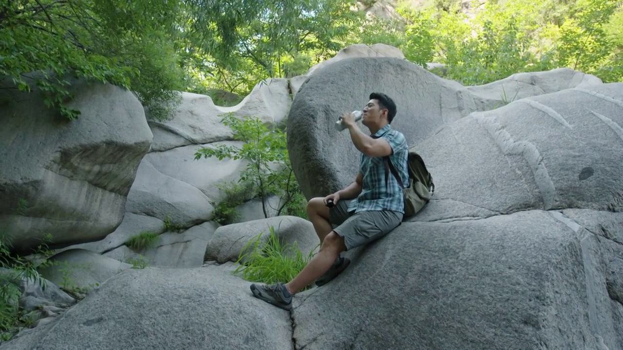 快乐的年轻男子户外徒步旅行视频素材