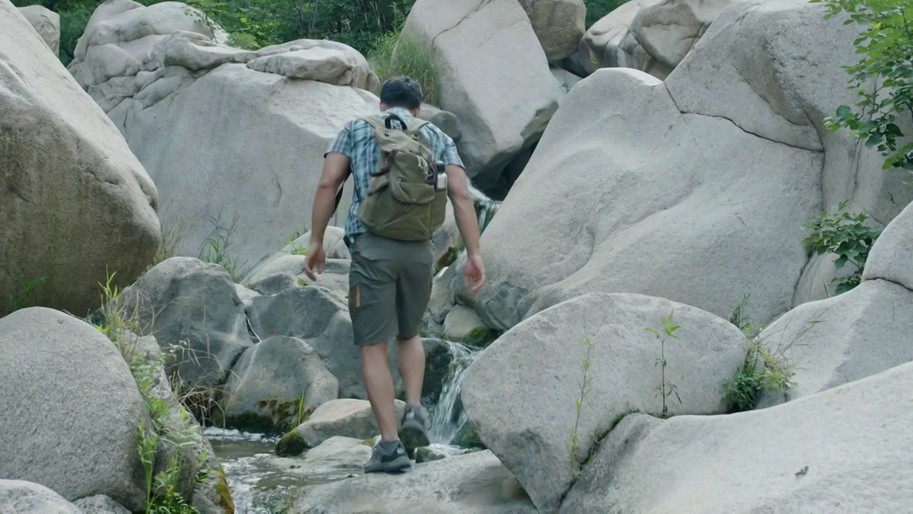 快乐的年轻男子户外徒步旅行视频素材