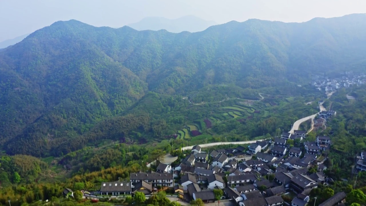 晨雾中的覆卮山梯田视频素材