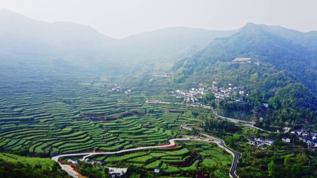 晨雾中的覆卮山梯田视频素材