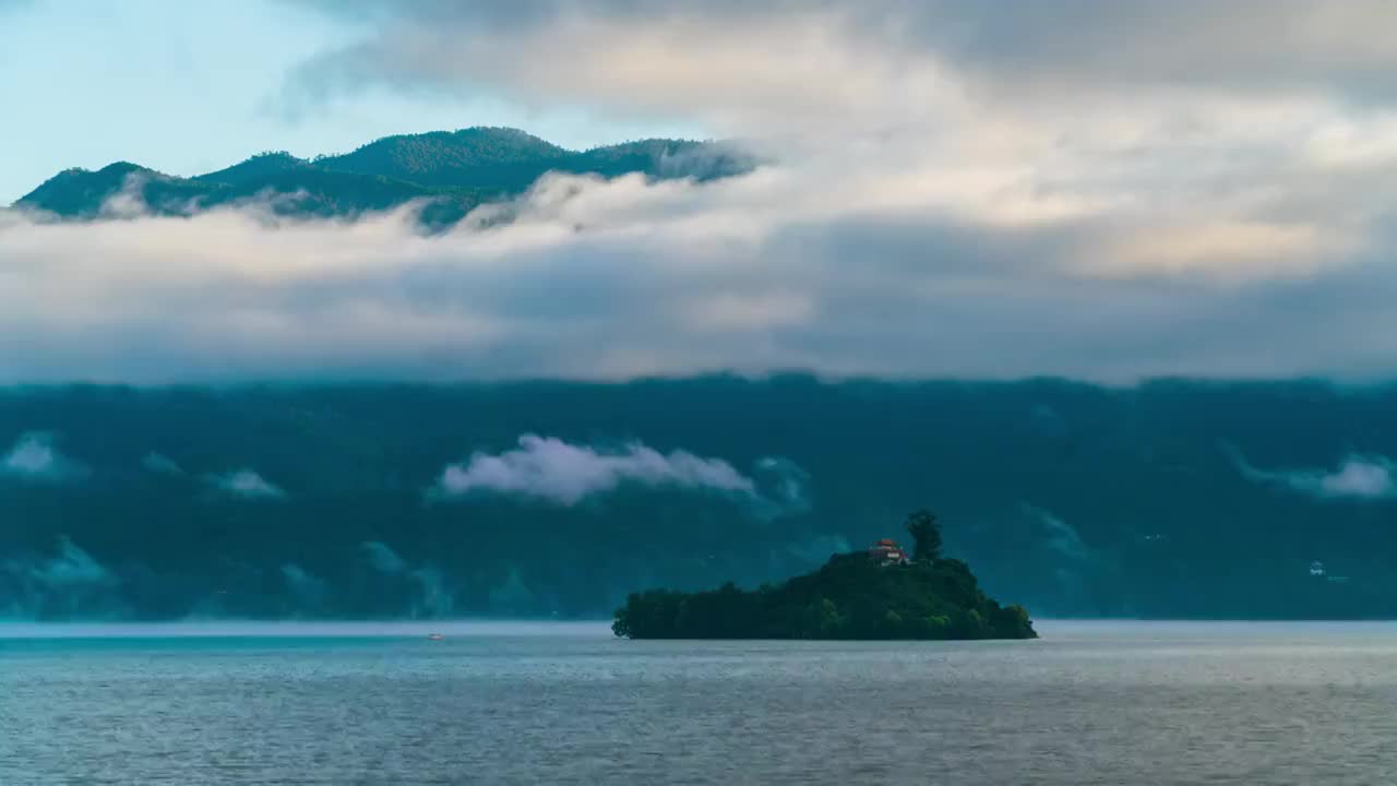 延时泸沽湖的清晨流云视频素材