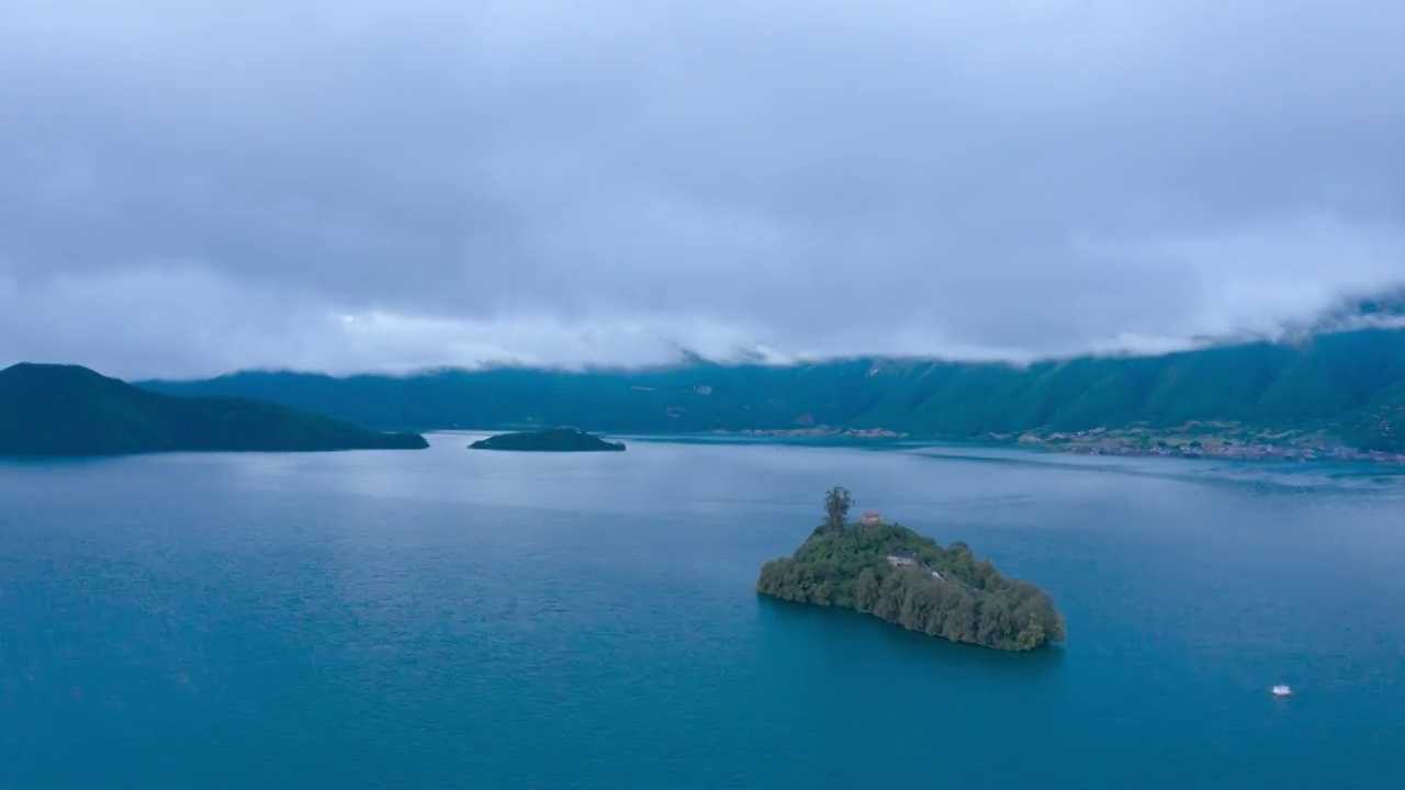 延时航拍泸沽湖的清晨流云视频素材