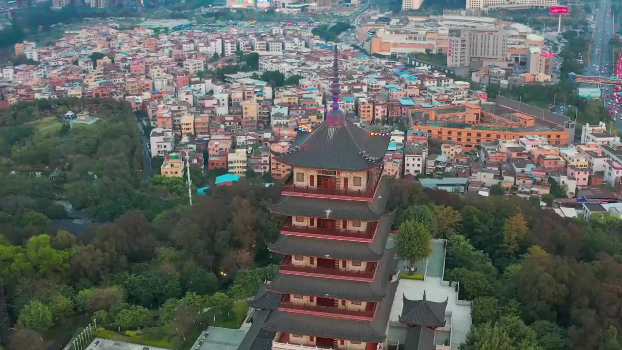 夕阳西下的佛山千灯湖魁星阁视频素材