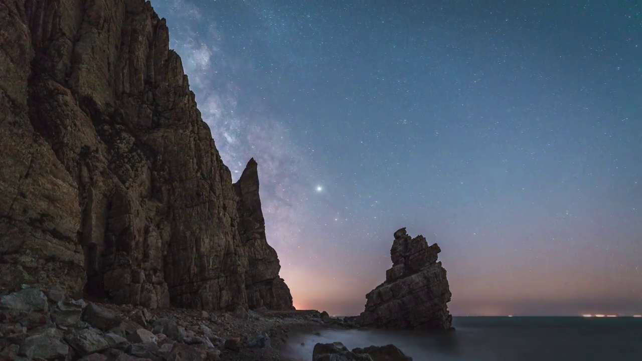 大连海边夜景银河星空下的礁石和群山视频素材