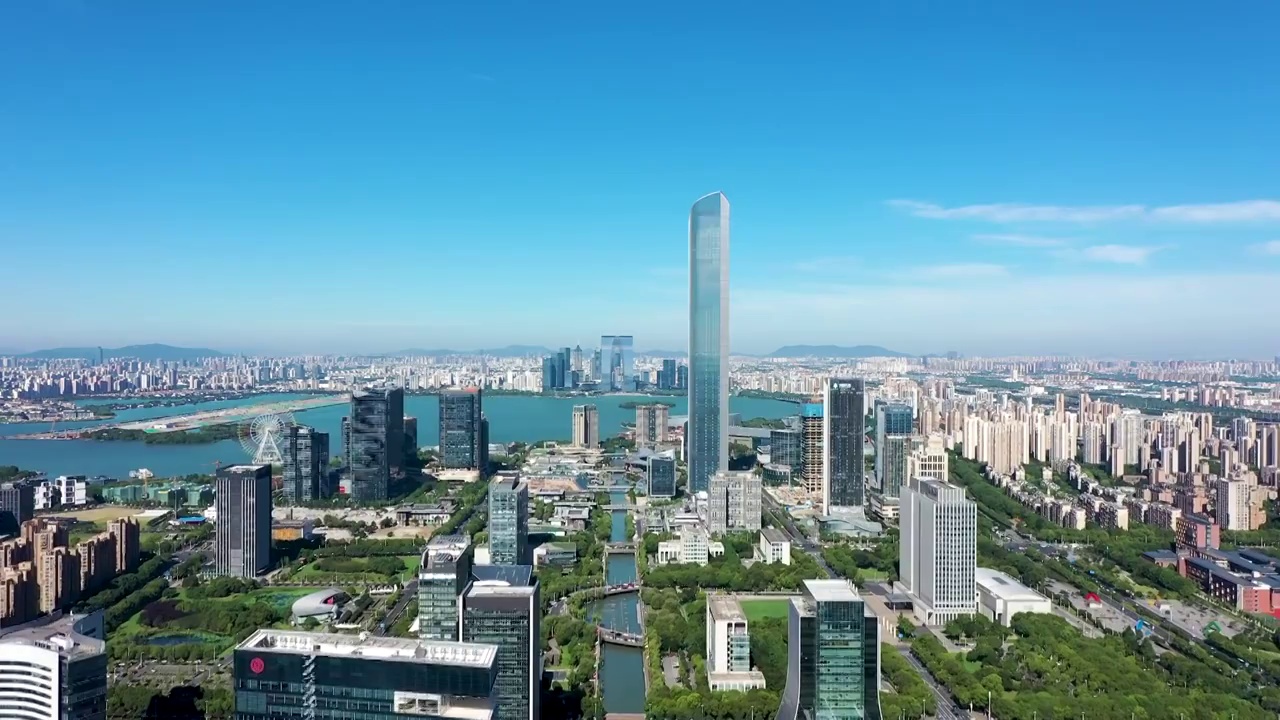 晴朗天空下的苏州工业园区湖东CBD，可见金鸡湖，东方之门视频素材