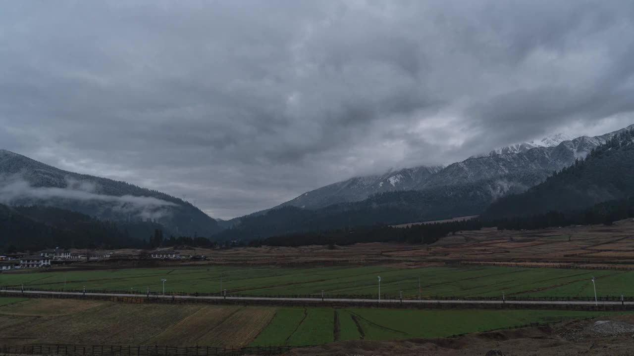 清晨的林芝鲁朗镇扎西岗村人间仙境视频素材