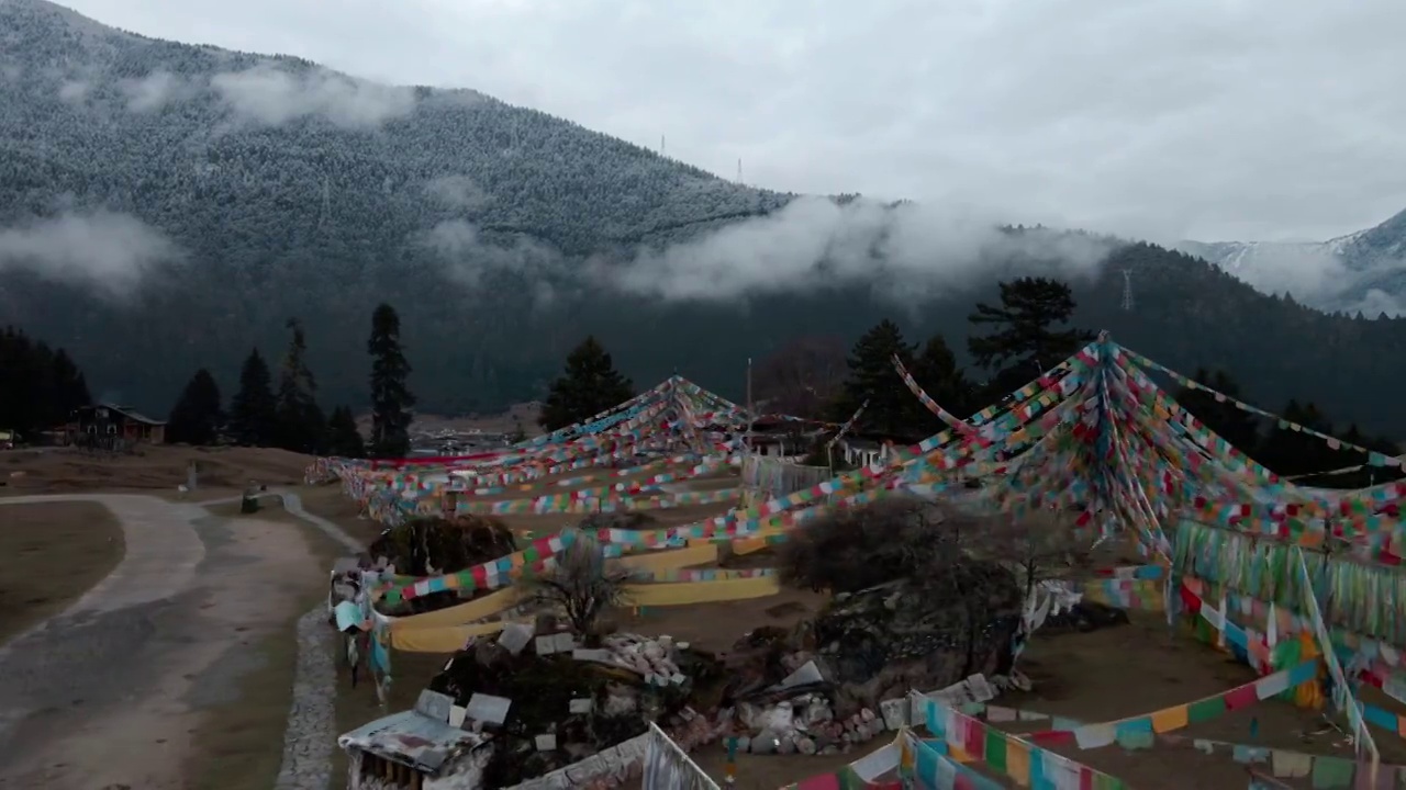 雨后早上林芝鲁朗扎西岗村云雾缭绕视频素材