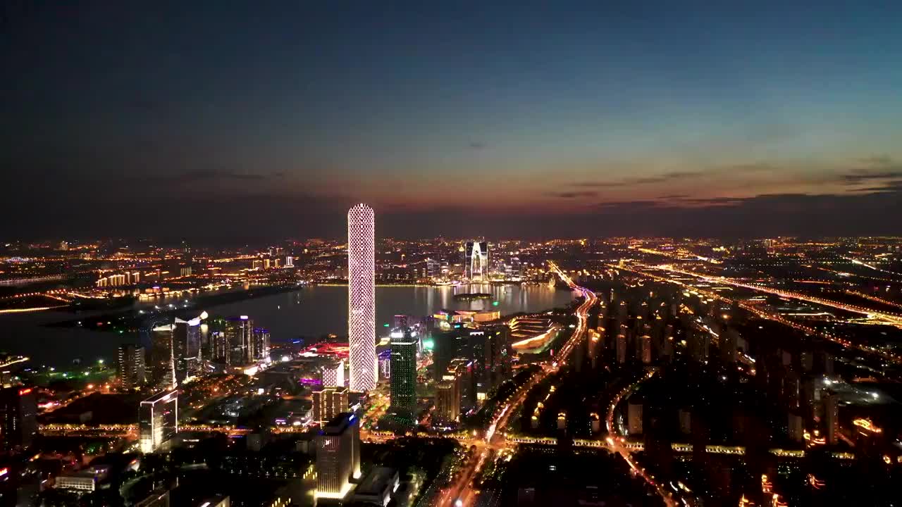 苏州工业园区夜景，可见金鸡湖，东方之，苏州国际金融中心视频素材