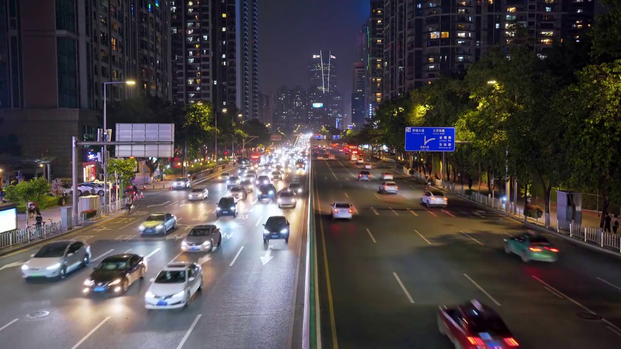 夜晚城市马路上行走的车辆视频下载