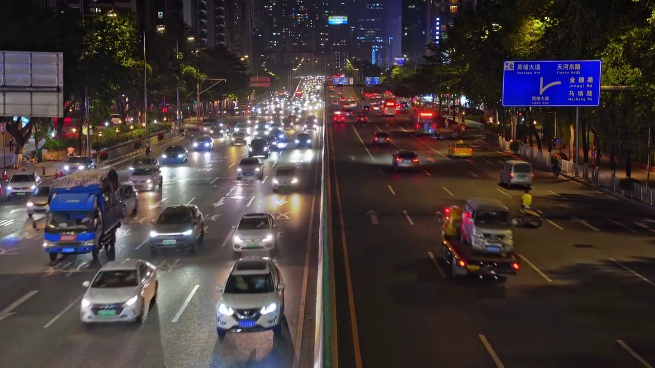 夜晚城市马路上行走的车辆视频下载