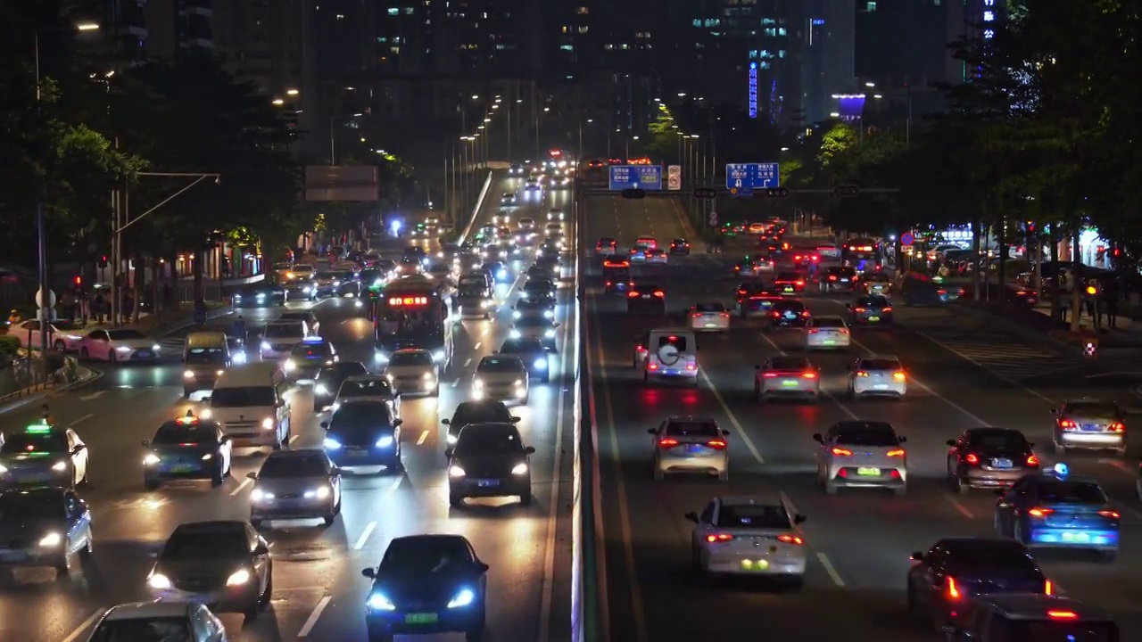 夜晚城市马路上行走的车辆视频素材