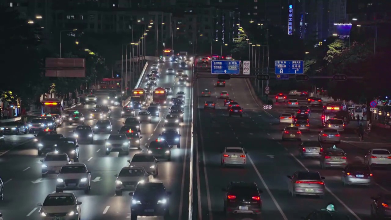 夜晚城市马路上行走的车辆视频下载