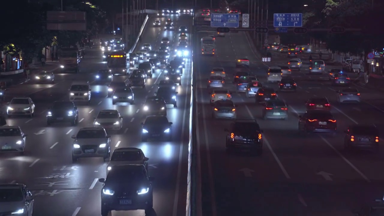 夜晚城市马路上行走的车辆视频素材