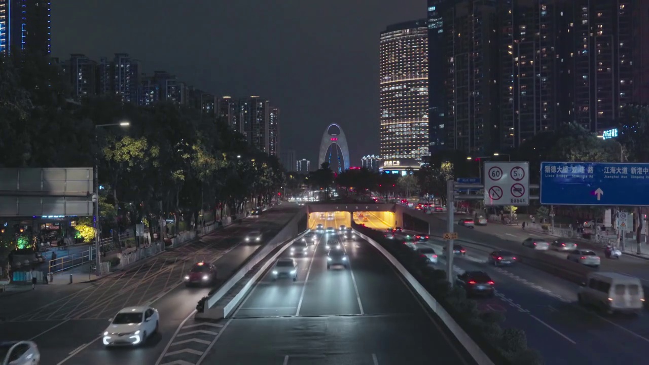 夜晚城市马路上行走的车辆视频下载