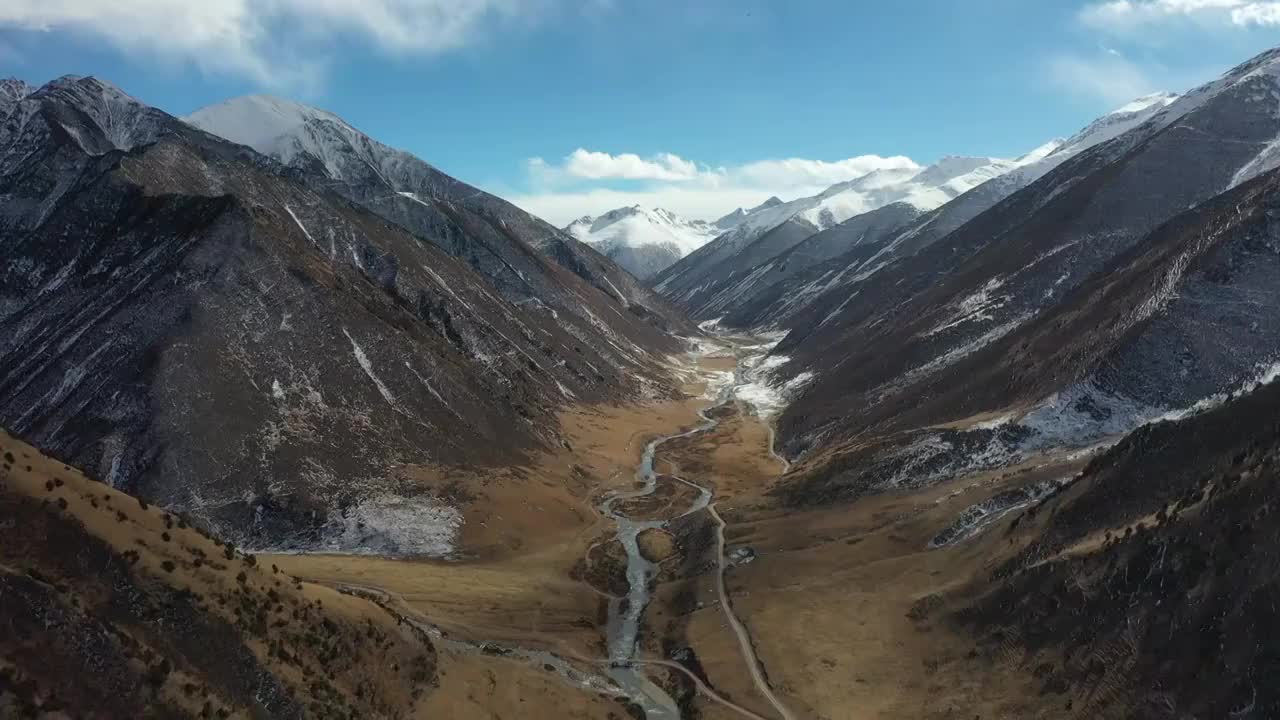 青海玉树可可西里无人区的峡谷视频素材