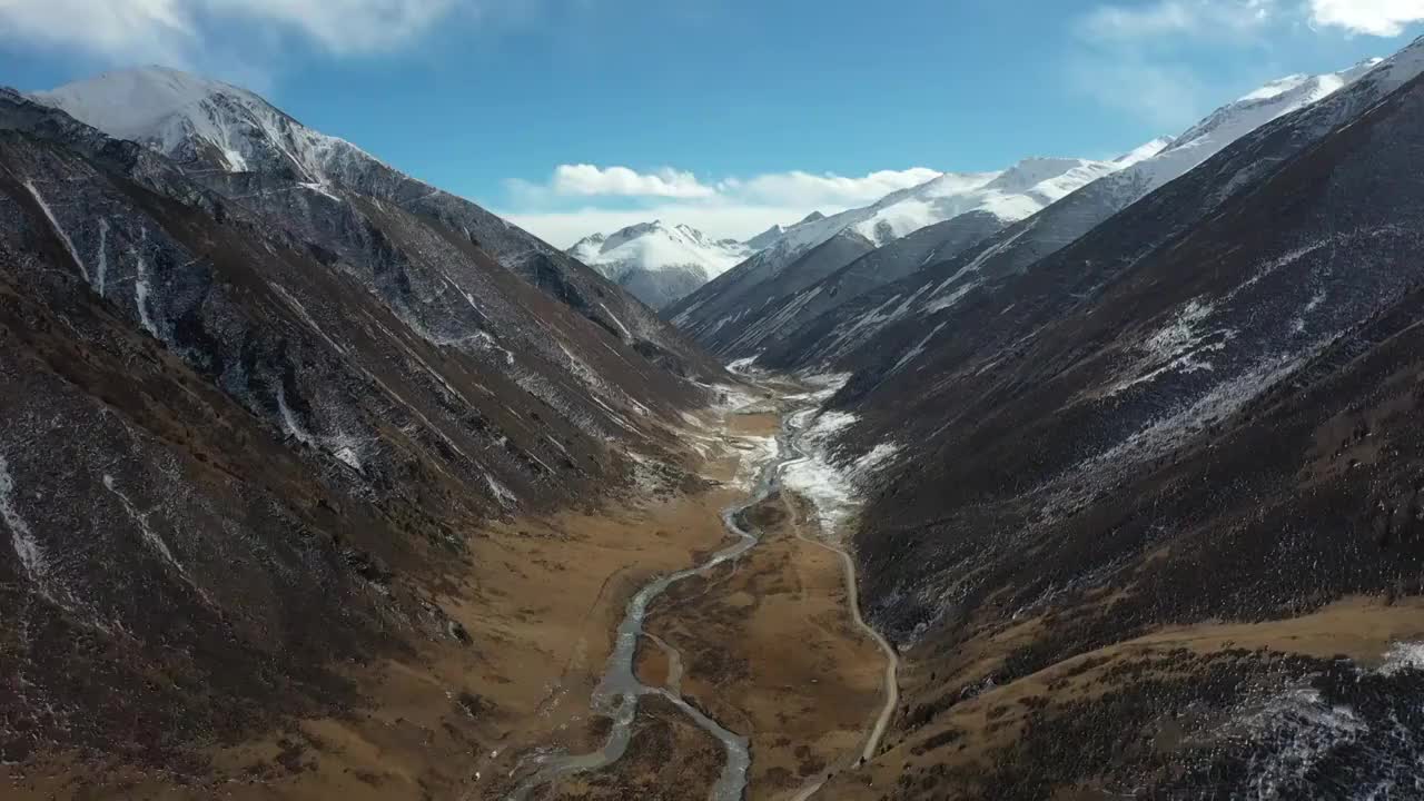 青海玉树可可西里无人区的峡谷视频素材