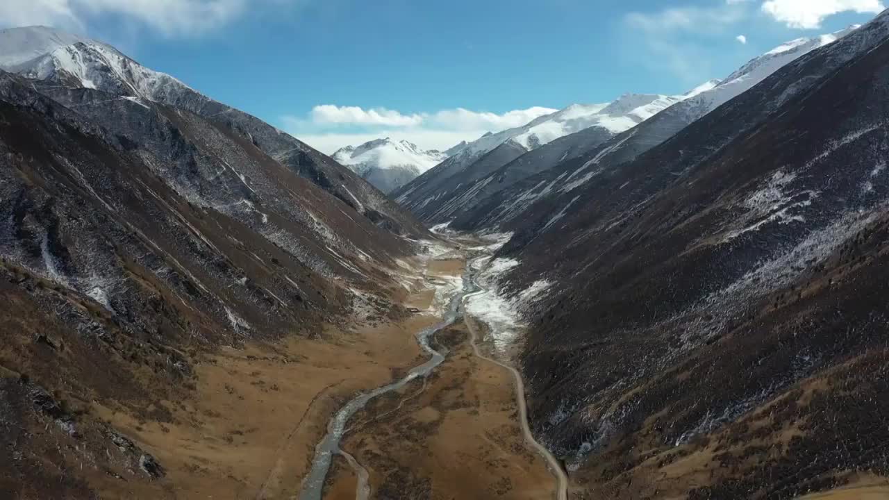 青海玉树可可西里无人区的峡谷视频素材