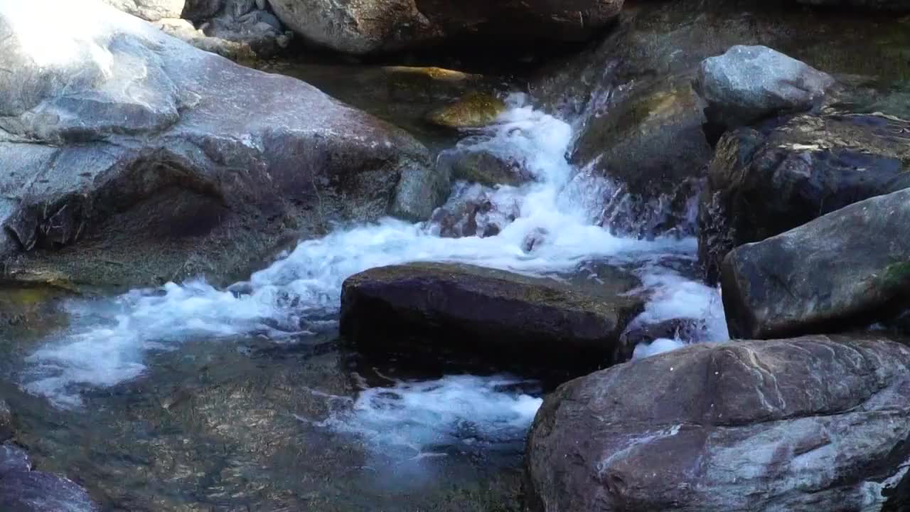 慢动作山间流水视频素材