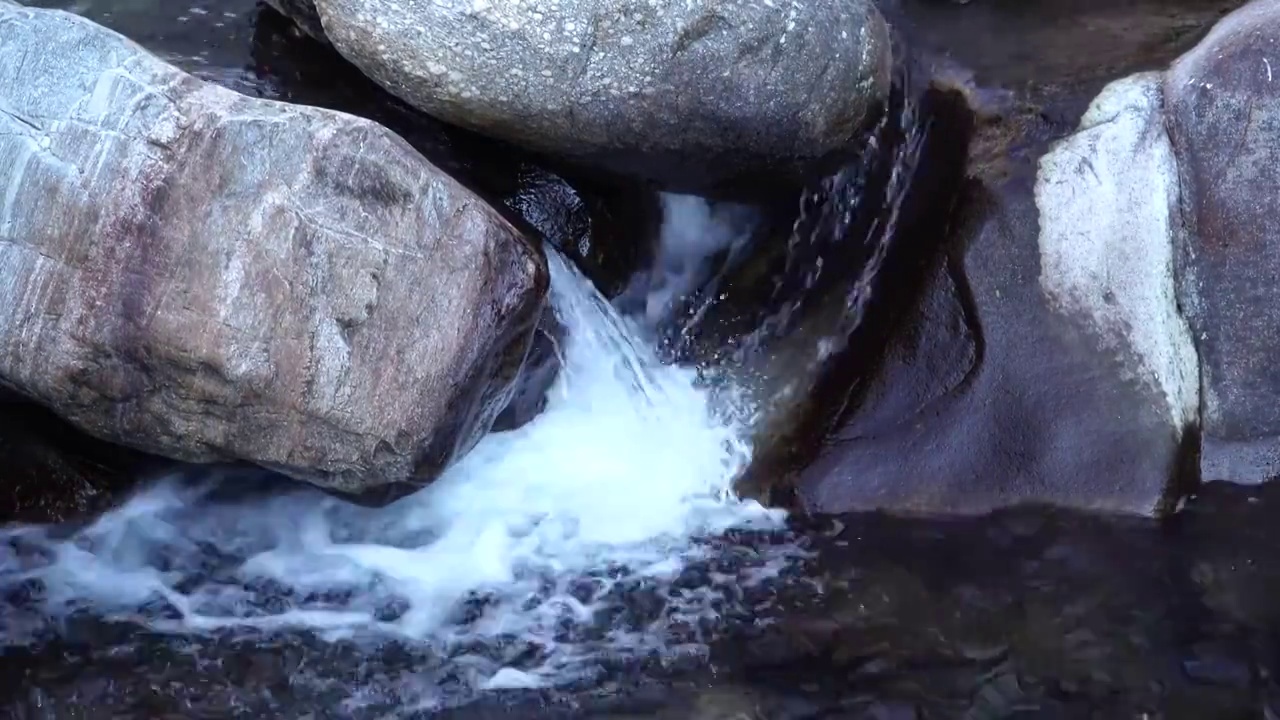 岩石间的流水视频素材