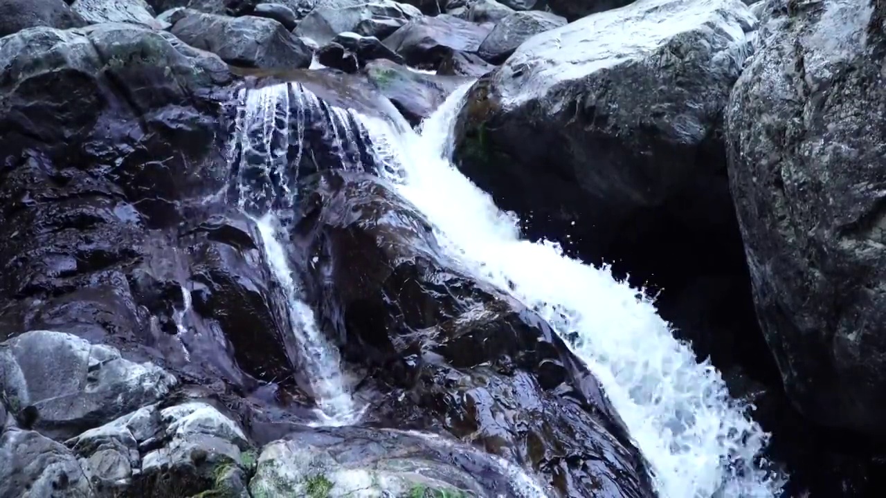 山间瀑布流水视频素材