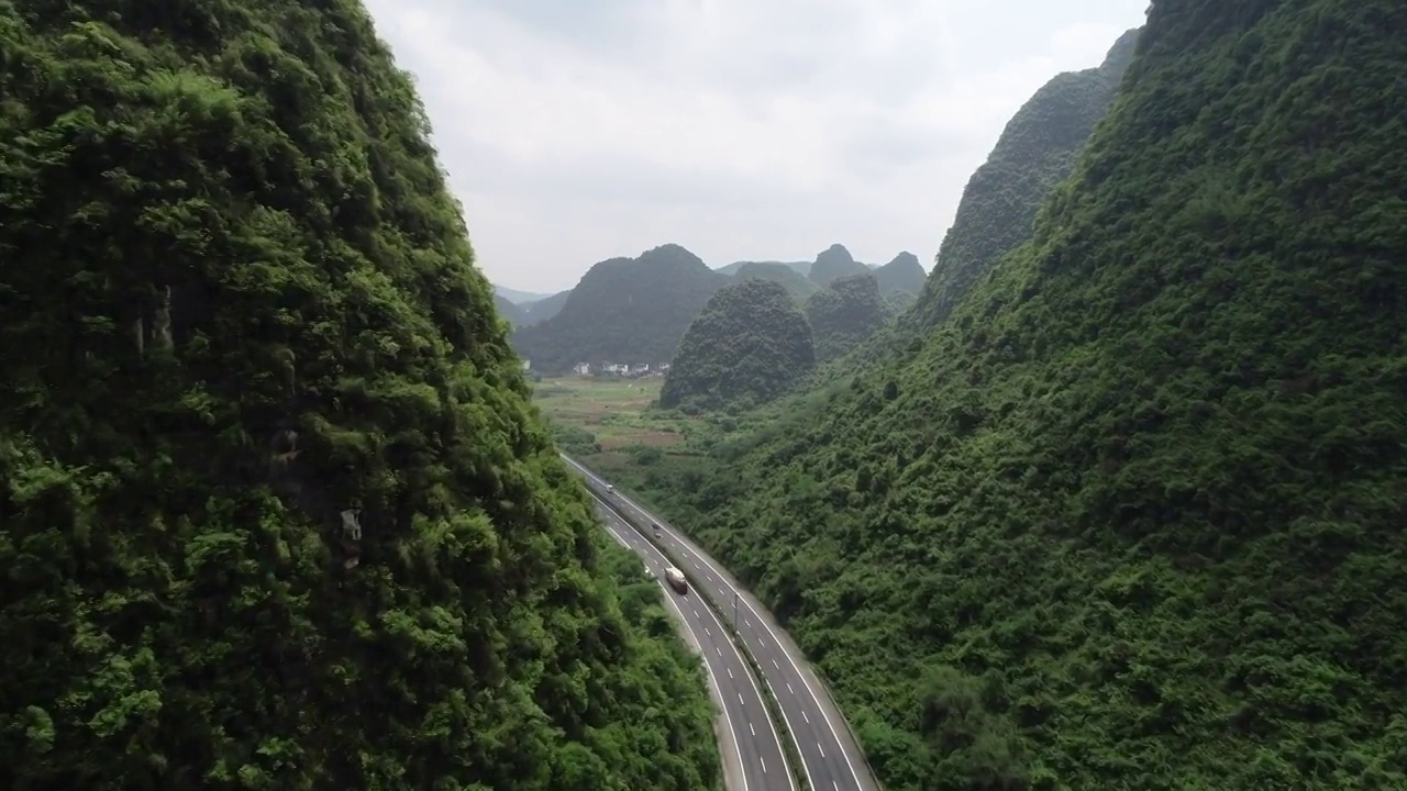 桂林阳朔穿越喀斯特地貌峰林的高速公路视频素材